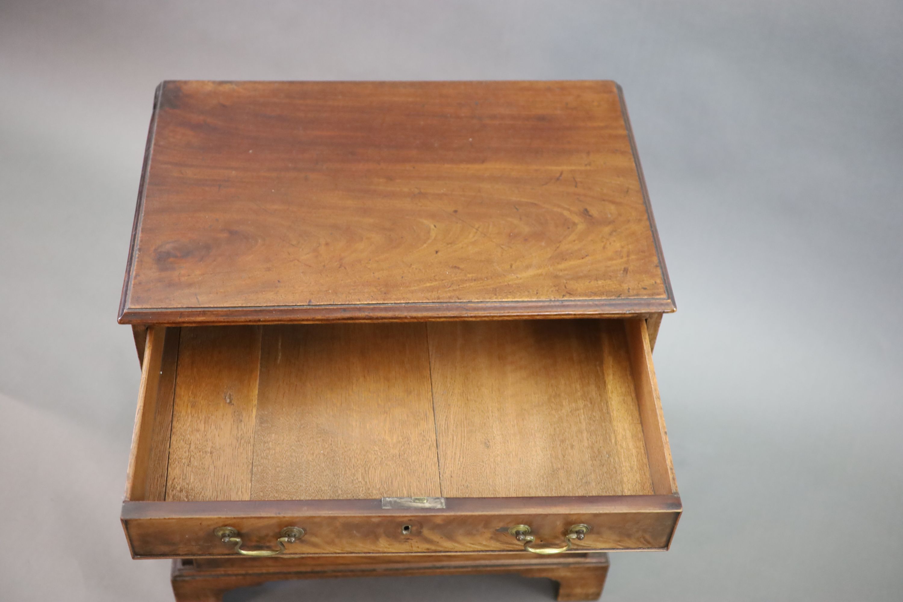 An unusually small George III mahogany chest of drawers, W.68cm D.45cm H.74cm